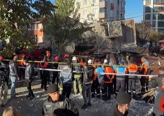 В руините на срутената сграда в Турция е намерено тялото на дете.