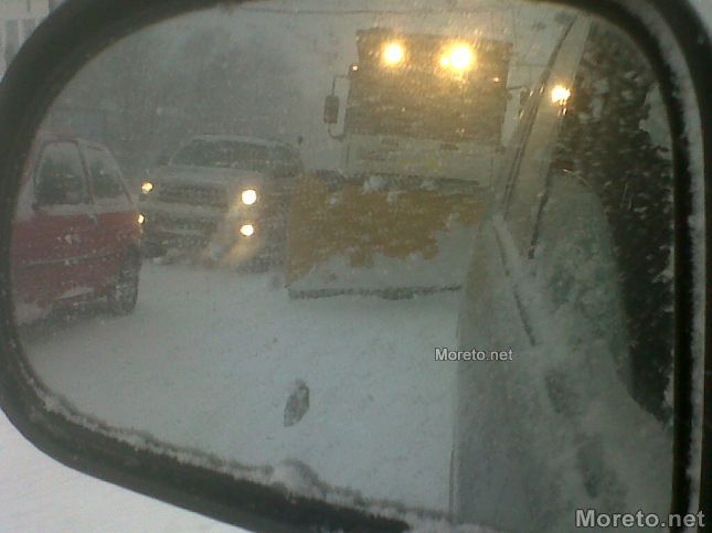 В страната пътните условия се влошават поради обилни снеговалежи, като ситуацията е най-сериозна в Северозападна България.