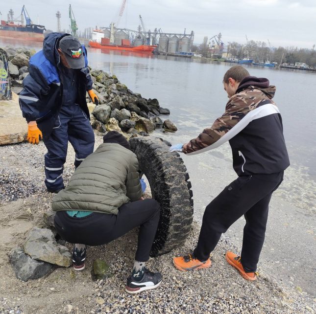 Над 180 чувала с отпадъци бяха събрани от брега в квартал Аспарухово от доброволци.