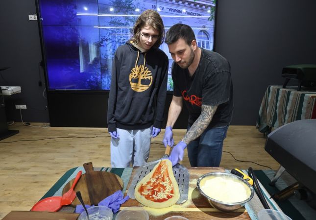 Известен готвач мотивира ученици да подготвят по-здравословни версии на любимите си храни.